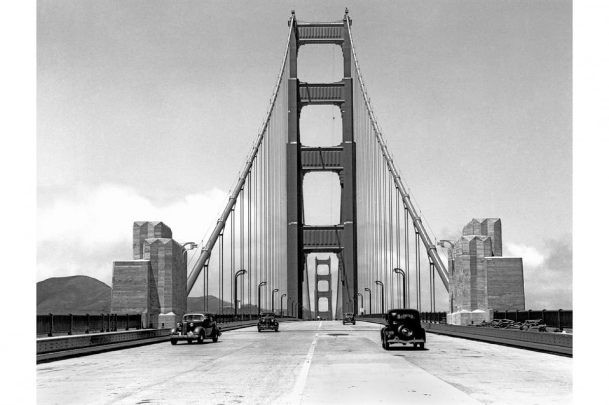 Cầu Cổng Vàng (San Francisco, California, Mỹ). Bức ảnh trên chụp vào ngày 24/5/1937, vài ngày trước ngày chính thức khai trương và một số lượng nhỏ các nhà báo được phép đi qua cầu. Ngày nay, có khoảng 100.000 phương tiện đi qua cây cầu mỗi ngày. 