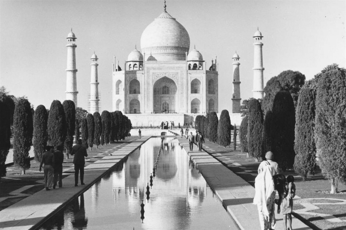 Đền Taj Mahal (Agra, Ấn Độ). Đền Taj Mahal được hoàng đế Mughal Shah Jahan xây dựng vào năm 1632 để tưởng niệm vợ ông. Đây là một trong những điểm tham quan nổi tiếng nhất của Ấn Độ, thường đón khoảng 3 triệu khách du lịch mỗi năm. Trong ảnh là khung cảnh bình yên của ngôi đền vào năm 1960.
