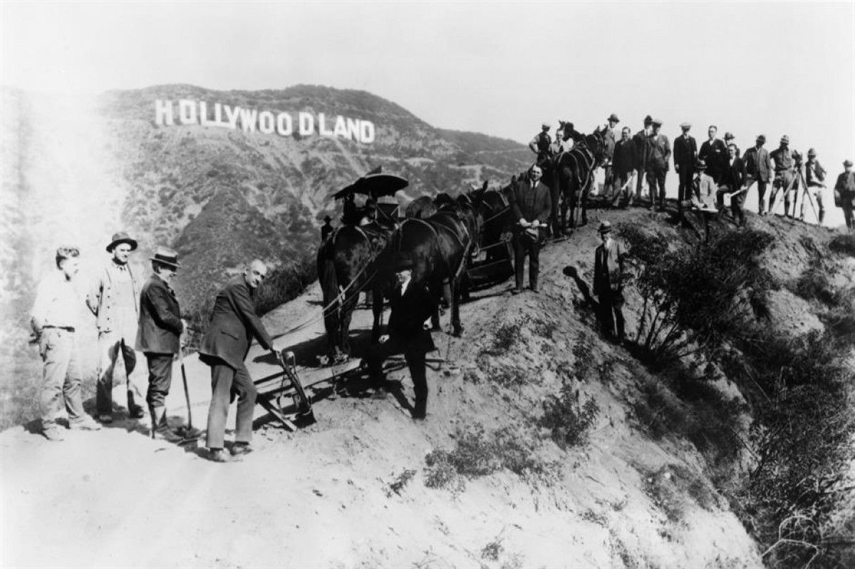  Bảng hiệu Hollywood (thành phố Los Angeles, bang California, Mỹ). Bảng hiệu Hollywood từng được ghi là 