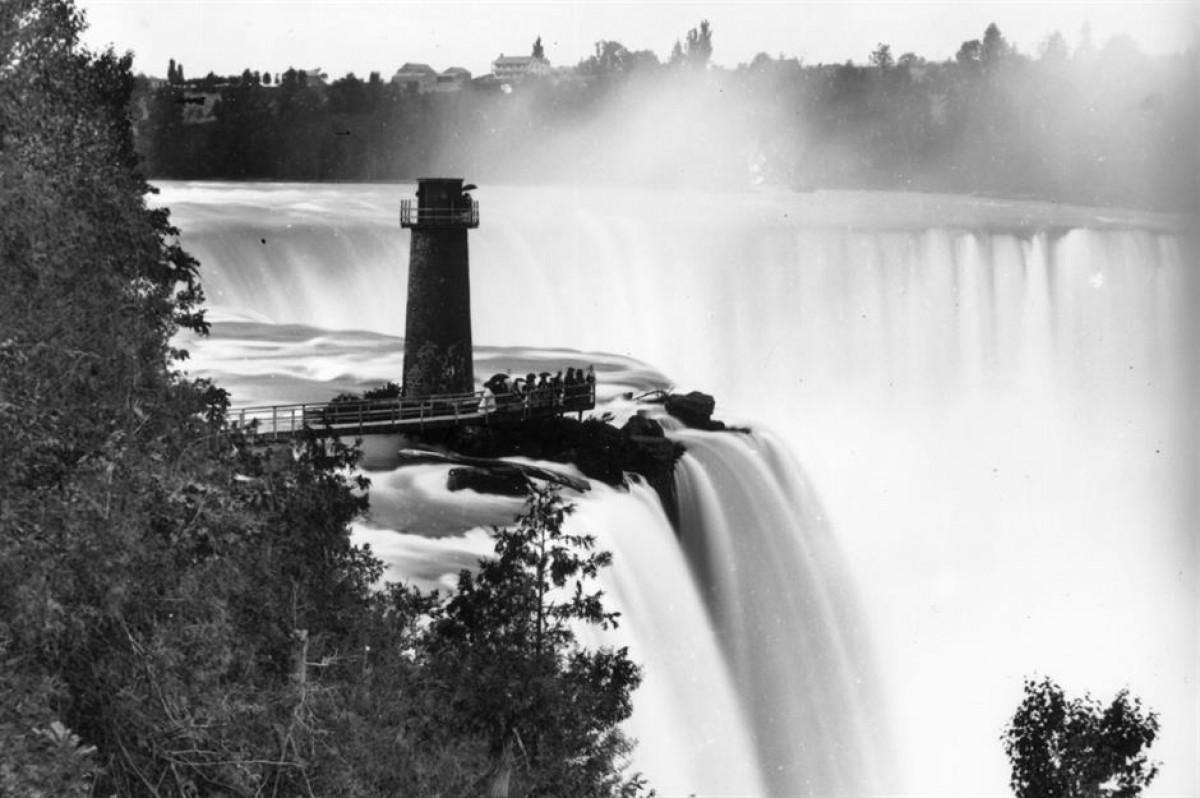 Thác Niagara (nằm ở biên giới giữa 2 nước Mỹ và Canada). Trong bức ảnh là thác Niagara vào năm 1859. Một cây cầu gỗ gần thác đã được xây dựng vào năm 1827 để du khách có thể đứng ngắm nhìn khung cảnh tuyệt đẹp trên mặt nước. Cây cầu ngay lập tức đã thu hút khách du lịch từ cả châu Mỹ và châu Âu.