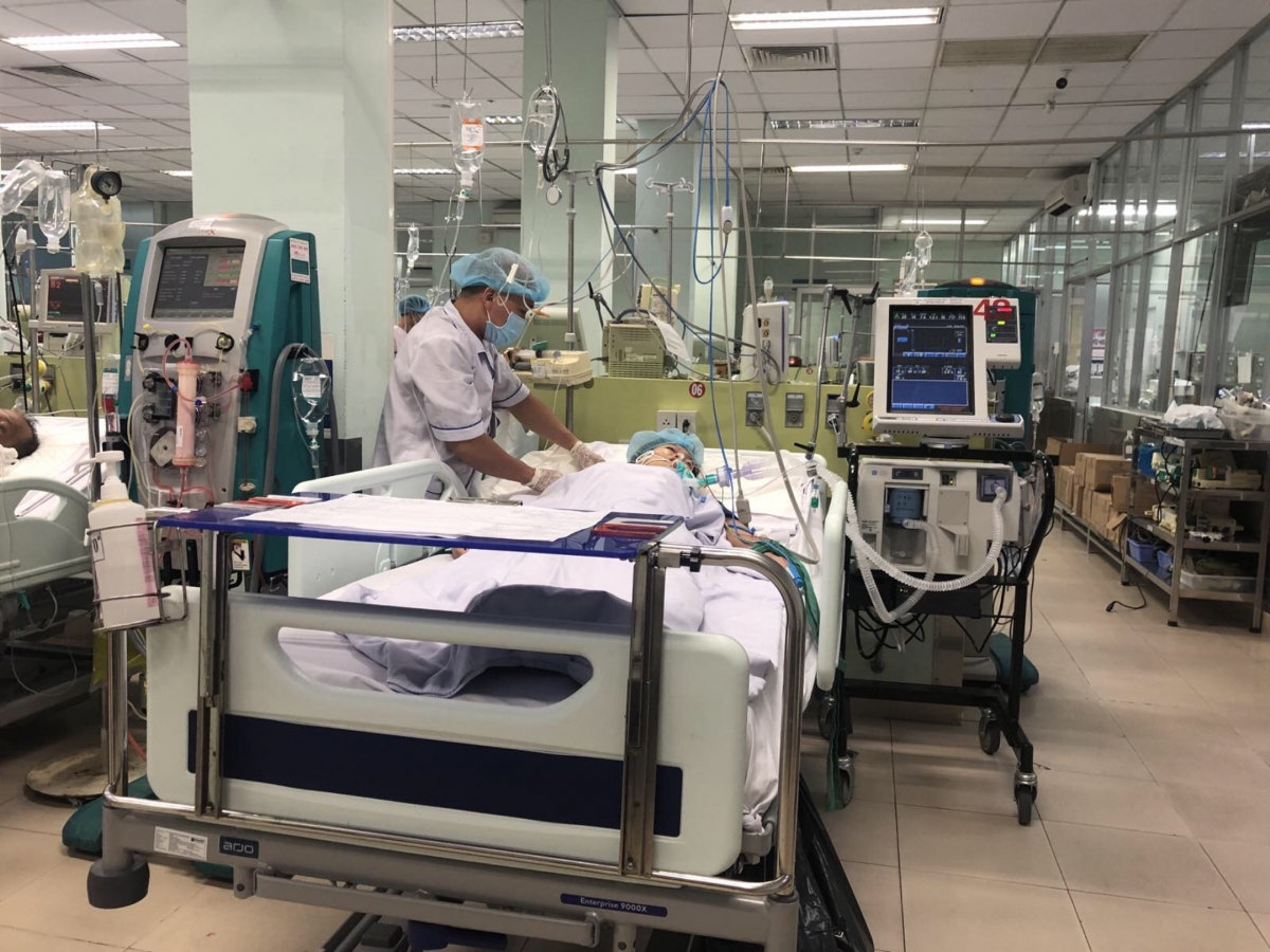 Bệnh nhân vừa lọc máu vừa phải thở máy (Ảnh BV cung cấp)