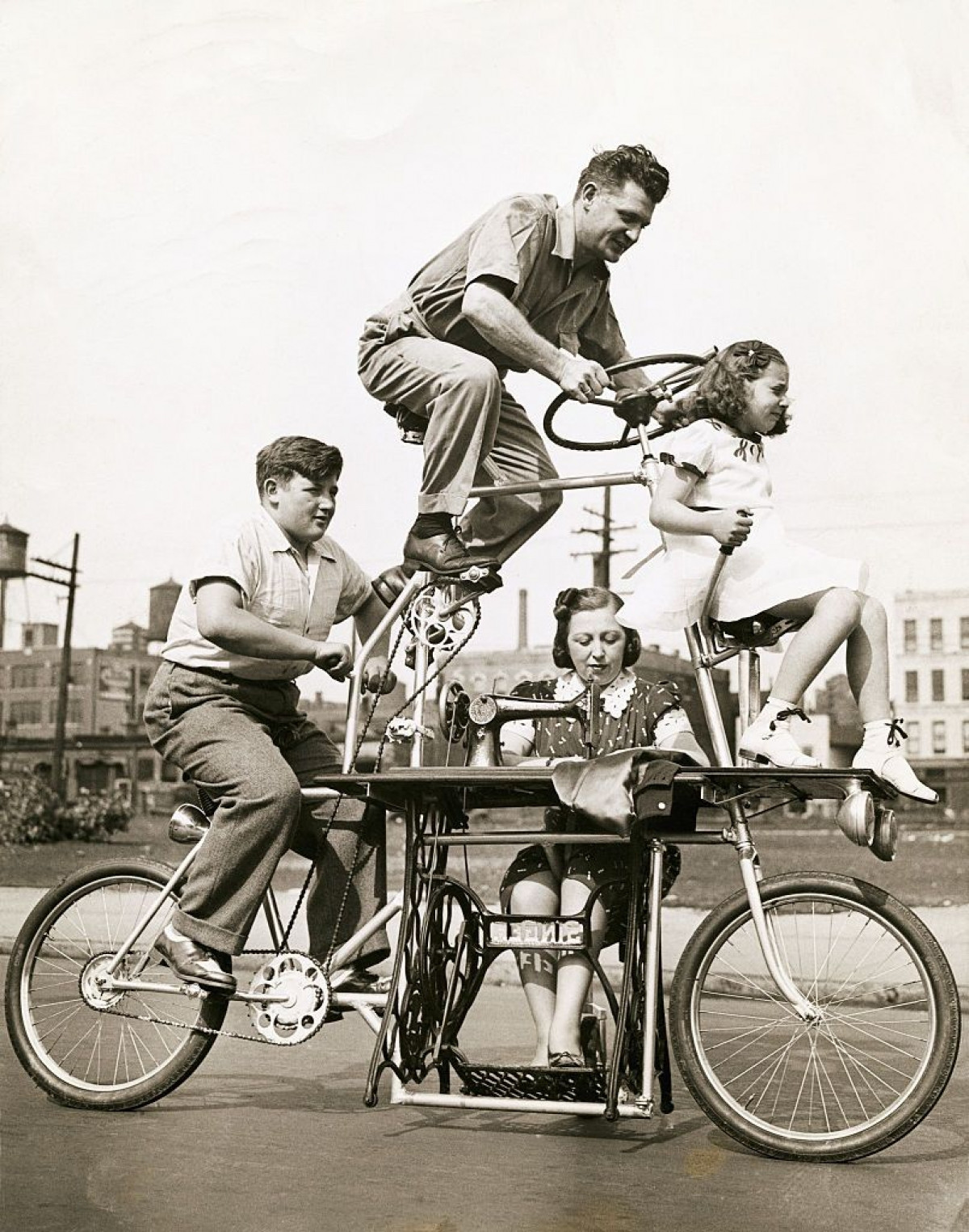 Một gia đình xuống phố với sáng chế xe đạp dành cho 4 người vào năm 1939. Chiếc xe bao gồm 2 tầng và một chiếc máy may. 