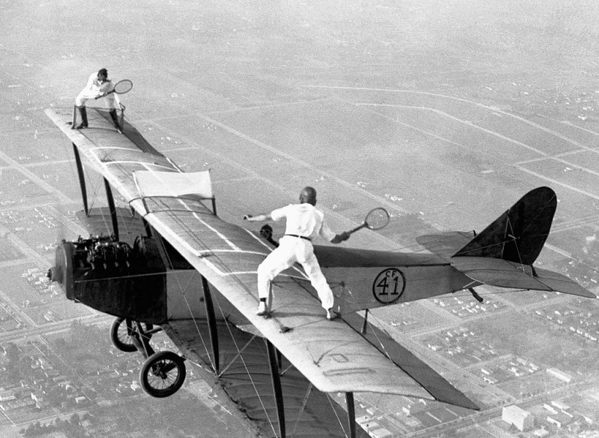 Trận quần vợt trên không. Ngày 25/10/1925, hai người đàn ông liều lĩnh, Gladys Rox và Ivan Unger đã chơi quần vợt trên nóc một chiếc máy bay ở độ cao hơn 900m. 