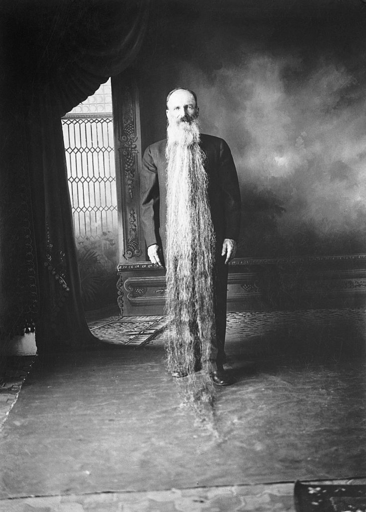 Năm 1922, người đàn ông có bộ râu dài nhất thế giới là Zach T. Wilcox ở thành phố Carson, Nevada (Mỹ). Ông Wilcox đã để râu trong 41 năm, bắt đầu từ năm 1881.