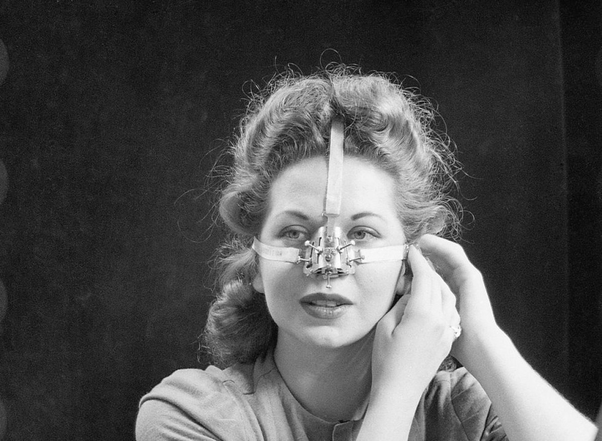 Thoạt nhìn vào bức ảnh có vẻ như người phụ nữ này đang đeo nẹp để sửa chiếc mũi bị hỏng, nhưng sự thật là cô ấy đang đeo một chiếc máy định hình mũi trị giá 6 USD để tạo đường nét cho mũi. Hơn 100.000 chiếc máy định hình mũi đã được bán vào năm 1944.