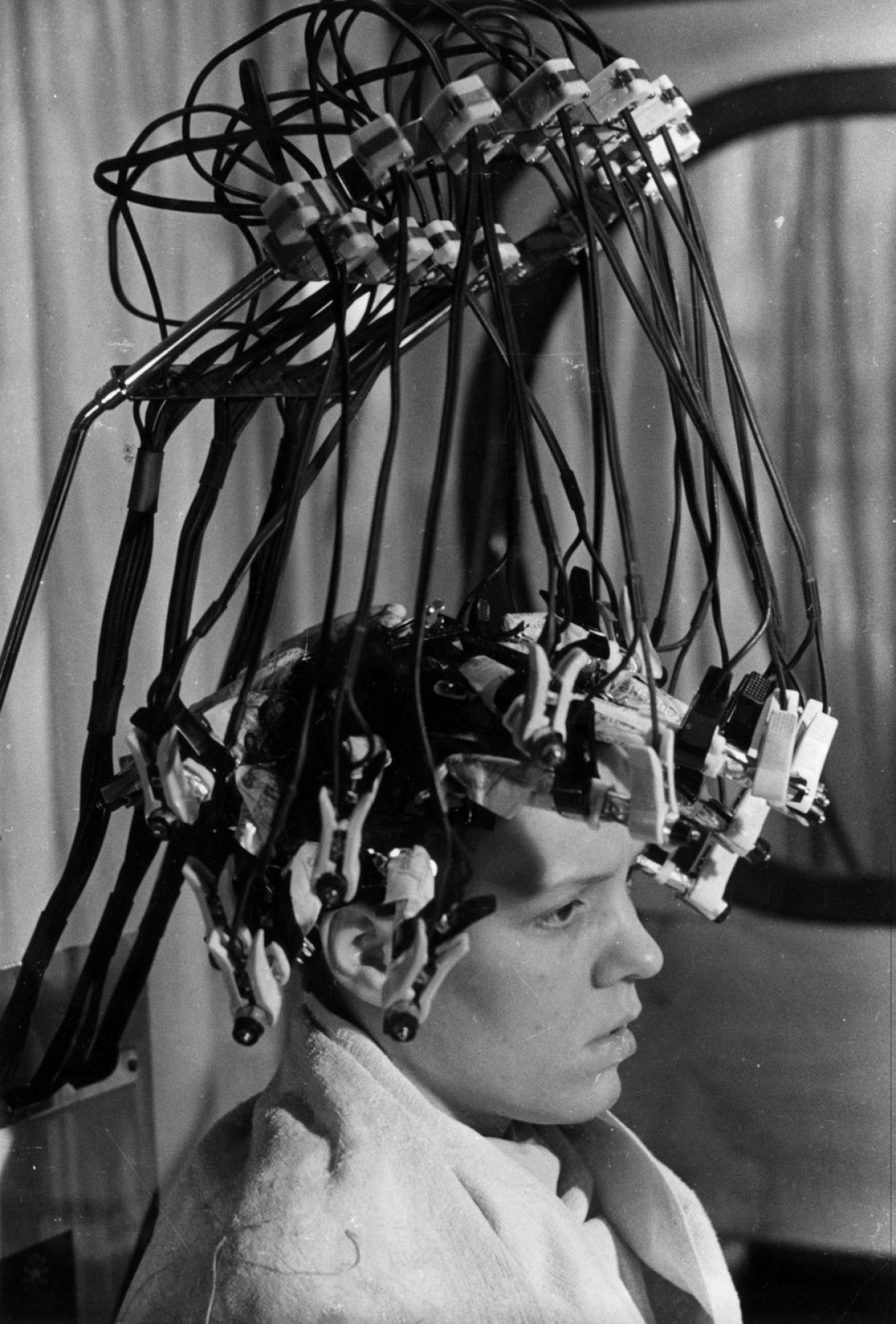 Bức ảnh này có thể giống trong một bộ phim khoa học viễn tưởng, nhưng thực chất đây là máy uốn tóc xoăn sóng tại một thẩm mỹ viện ở London (Anh) vào năm 1939.