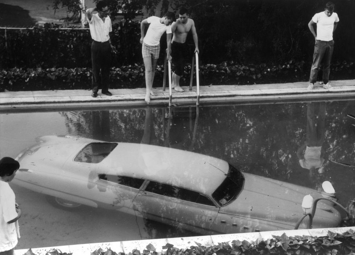 Một chiếc xe ô tô rơi xuống bể bơi tại Beverly Hills, California, Mỹ. 