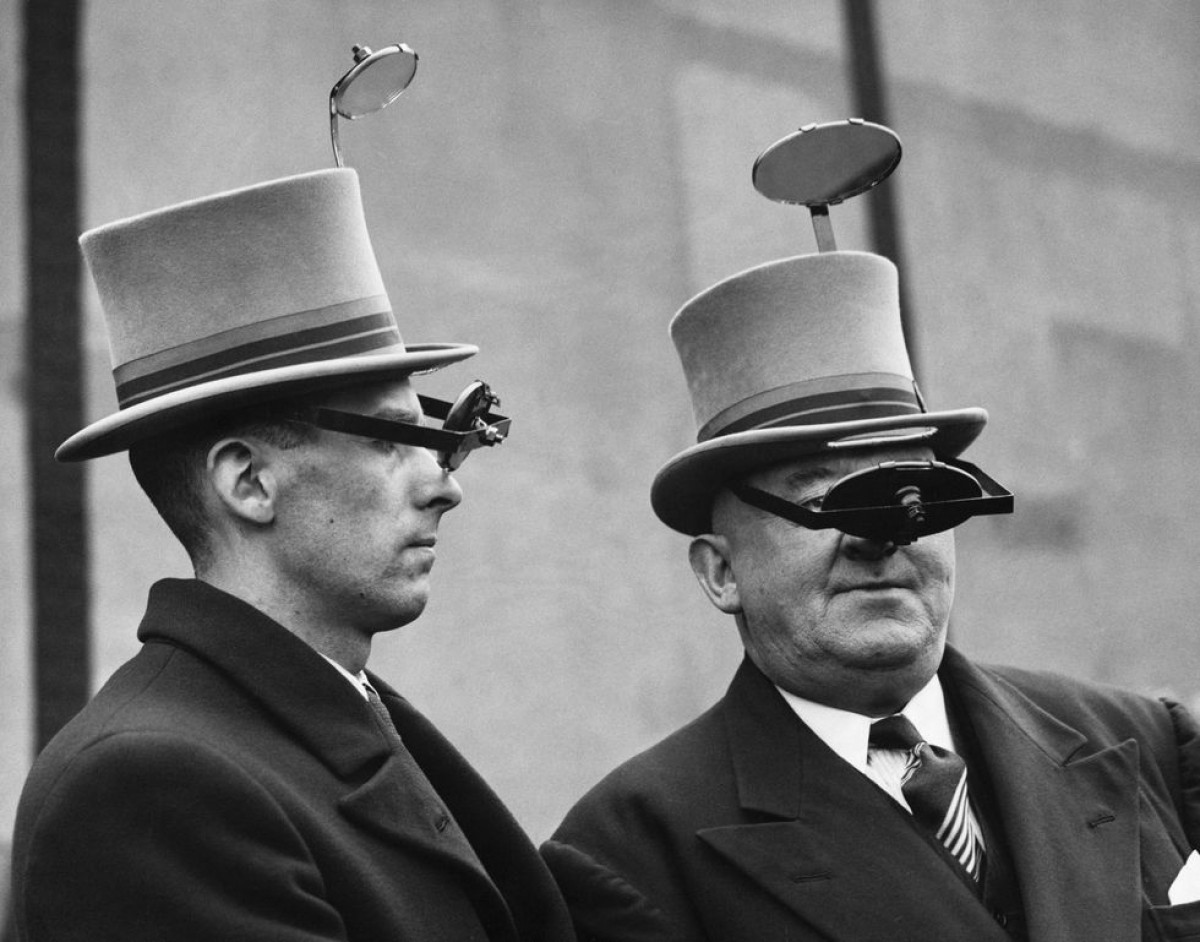 Năm 1937, hai người đàn ông Anh đeo thử chiếc mũ kính tiềm vọng, cho phép họ nhìn rõ hơn từ trên cao.