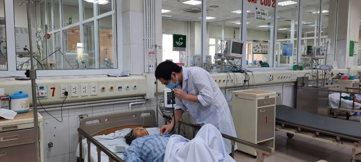 Bác sĩ Nguyễn Viết Nam thăm khám cho bệnh nhân ngộ độc thuốc nam. (Ảnh: BVCC)