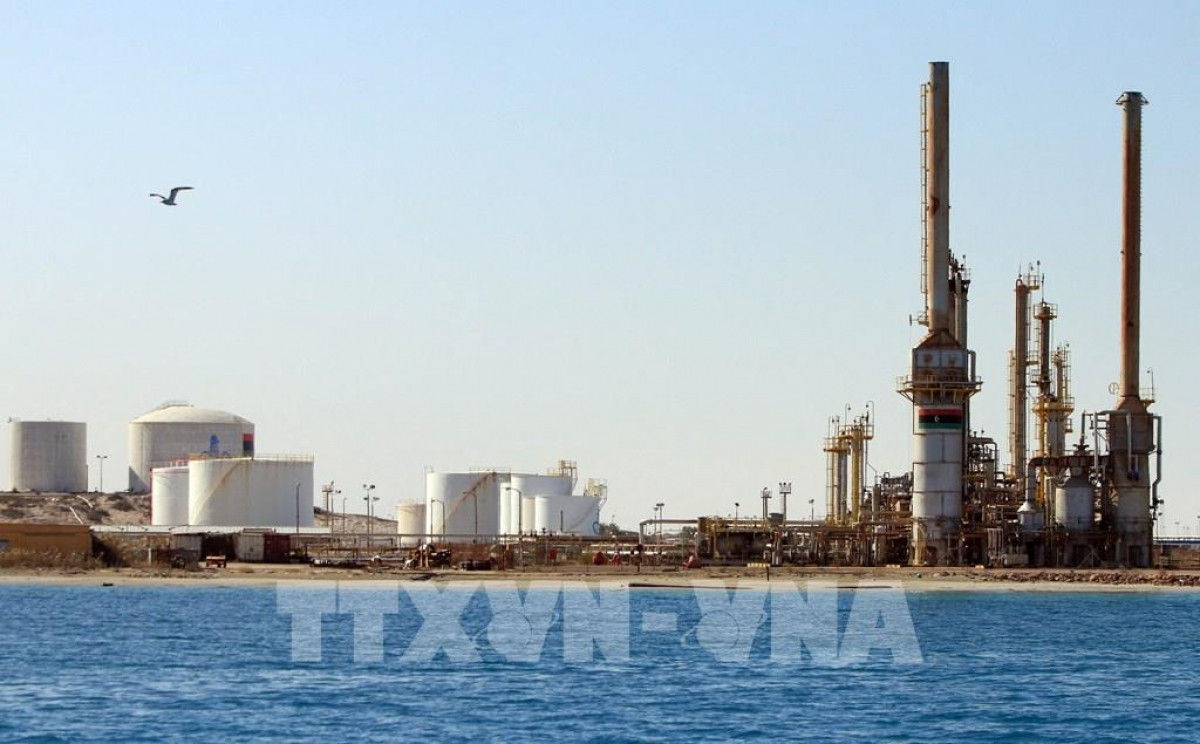 Một cơ sở khai thác dầu tại thị trấn al-Buraqah, Libya. (Ảnh minh họa: AFP/TTXVN)