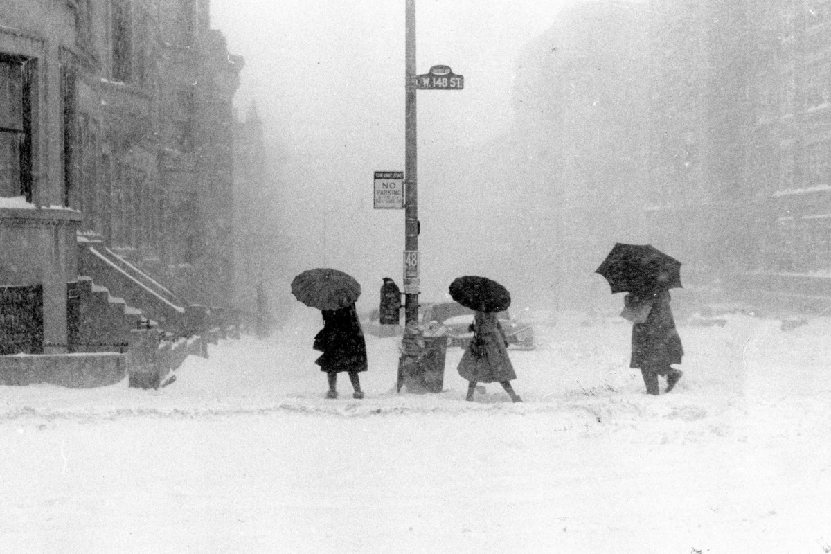 Năm 1961. Ba người đi bộ cầm ô chống chọi với tuyết và gió khi băng qua ngã tư tại Phố 148 ở Harlem. Trận bão tuyết xảy ra vào tháng 2/1961 với một số khu vực ghi nhận tuyết dày tới 50cm.