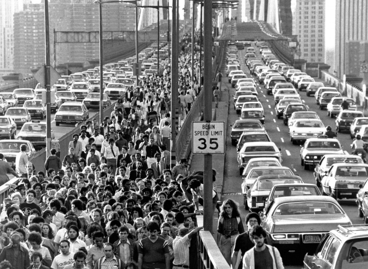 Người dân New York chật cứng trên cầu Brooklyn vào năm 1978 sau sự cố mất điện nghiêm trọng làm hệ thống tàu điện ngầm ngừng hoạt động. 