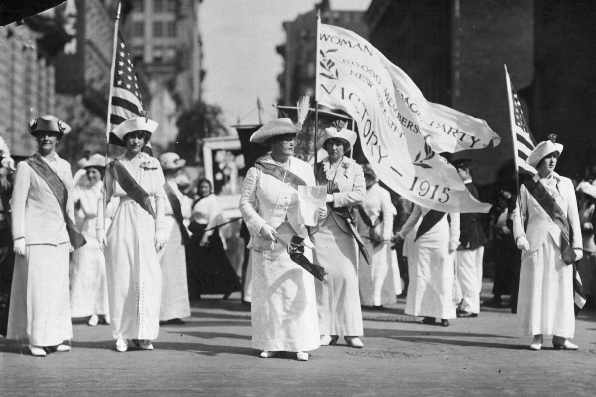Năm 1915. Một nhóm phụ nữ dẫn đầu Phái đoàn Manhattan trong cuộc diễu hành của Đảng Bầu cử cho nữ giới, một tổ chức chính trị có trụ sở tại thành phố New York.