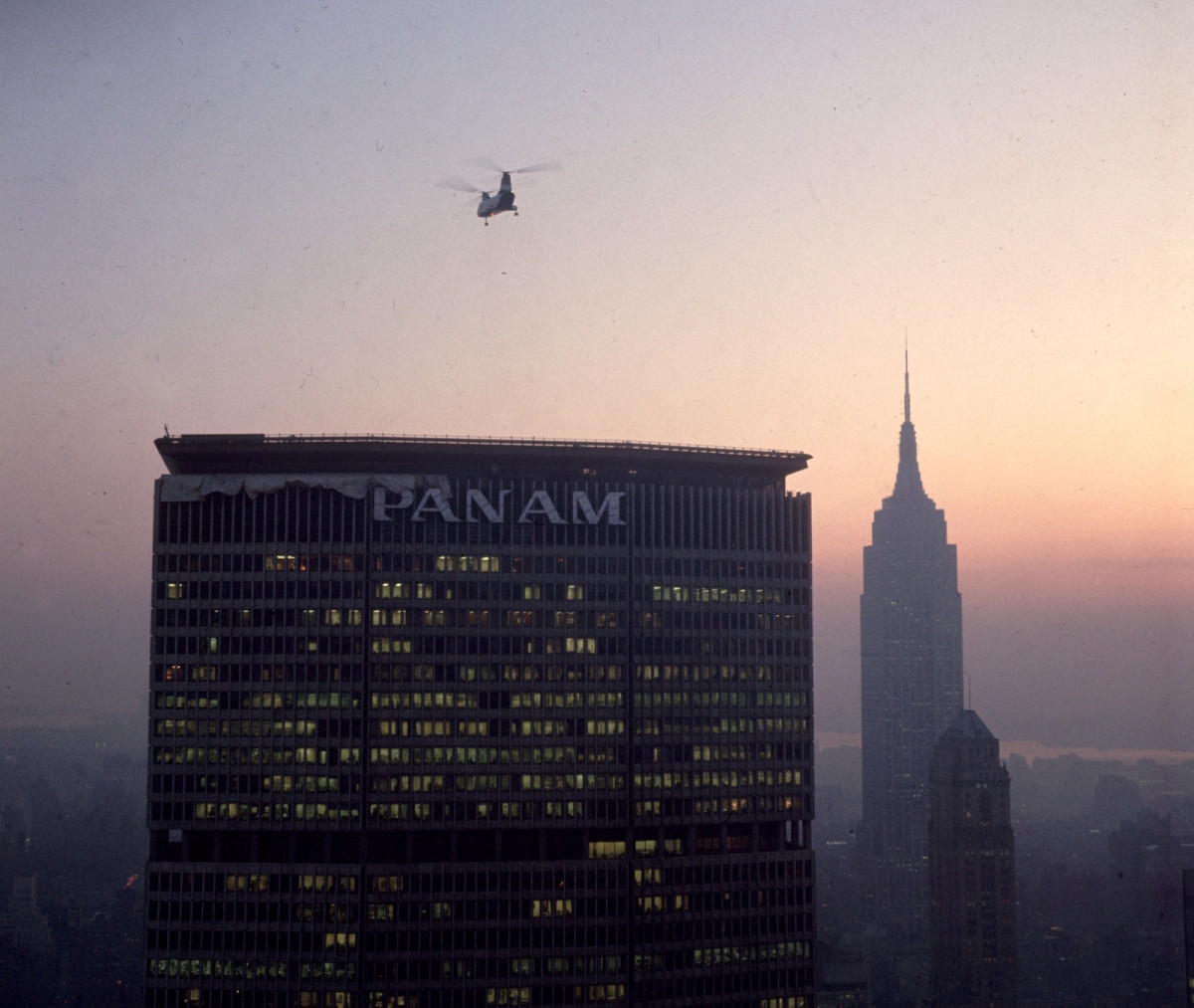 Năm 1966. Một chiếc trực thăng hạ cánh trên nóc tòa nhà Pan-Am (nay là tòa nhà MetLife), được thiết kế bởi kiến ​​trúc sư người Đức và người sáng lập Bauhaus, Walter Gropius. 