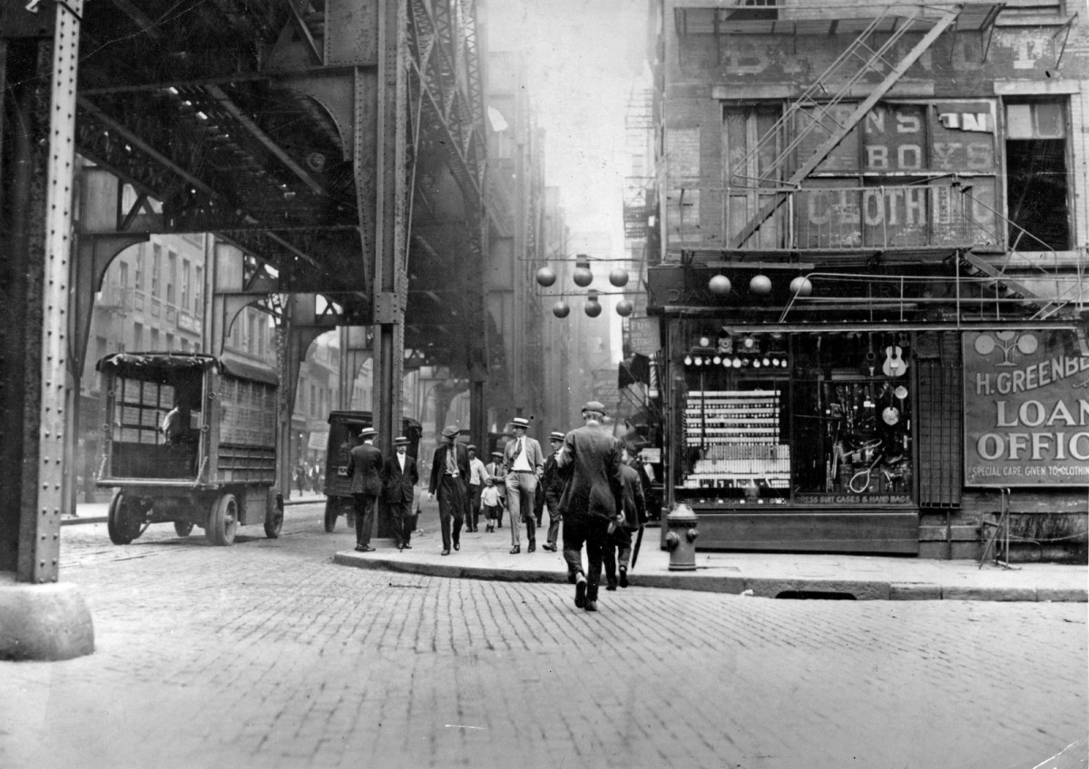 Năm 1925. Một góc của khu East Side của New York giữa thập niên 20. Nếu quan sát kỹ, bạn sẽ thấy những cửa hàng bán kim cương, lông thú và vali, cũng như quảng cáo cho một văn phòng cho vay trong bức ảnh.
