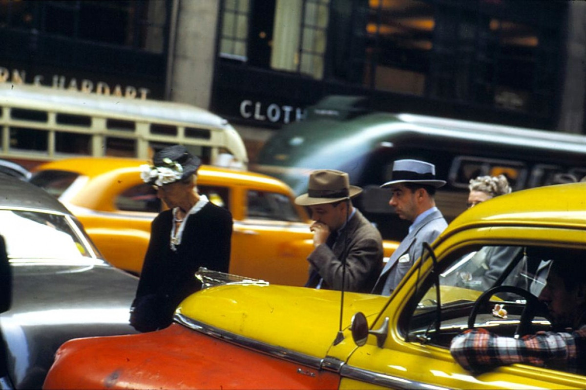 Năm 1953. Người đi bộ len lỏi qua làn giao thông đông đúc của thành phố New York. 