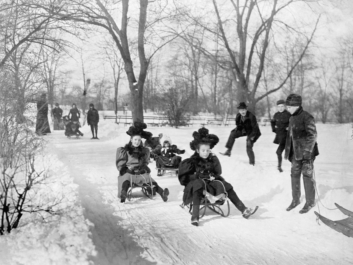 Năm 1901. Trẻ em chơi trượt tuyết ở Công viên Trung tâm (Central Park). Thiết kế dài và hẹp của công viên là kết quả của cuộc thi vào năm 1858 với chiến thắng dành cho kiến ​​trúc sư cảnh quan sinh ra ở Connecticut Frederick Law Olmsted và kiến ​​trúc sư người Mỹ gốc Anh Calvert Vaux.