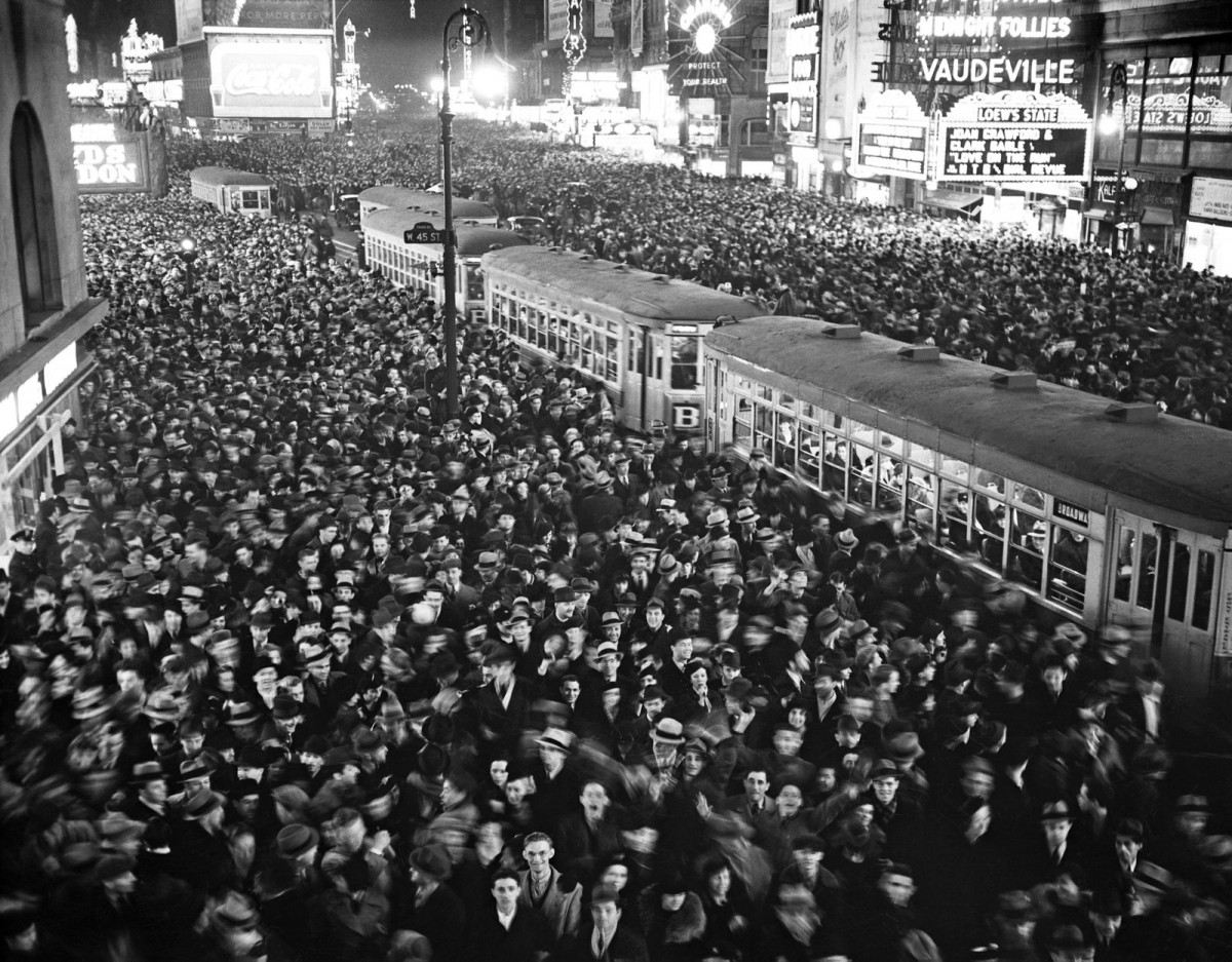 Năm 1938. Quang cảnh từ trên cao của đám đông đón giao thừa ở Quảng trường Thời đại. Người dân tại Mỹ bắt đầu đón năm mới ở Quảng trường Thời đại từ ​​năm 1904.