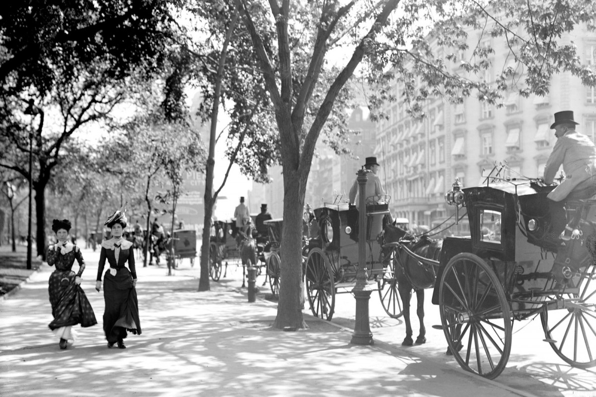 Bức ảnh chụp vào năm 1899. Hai người phụ nữ đi dạo bên cạnh một hàng xe ngựa gần Quảng trường Madison.