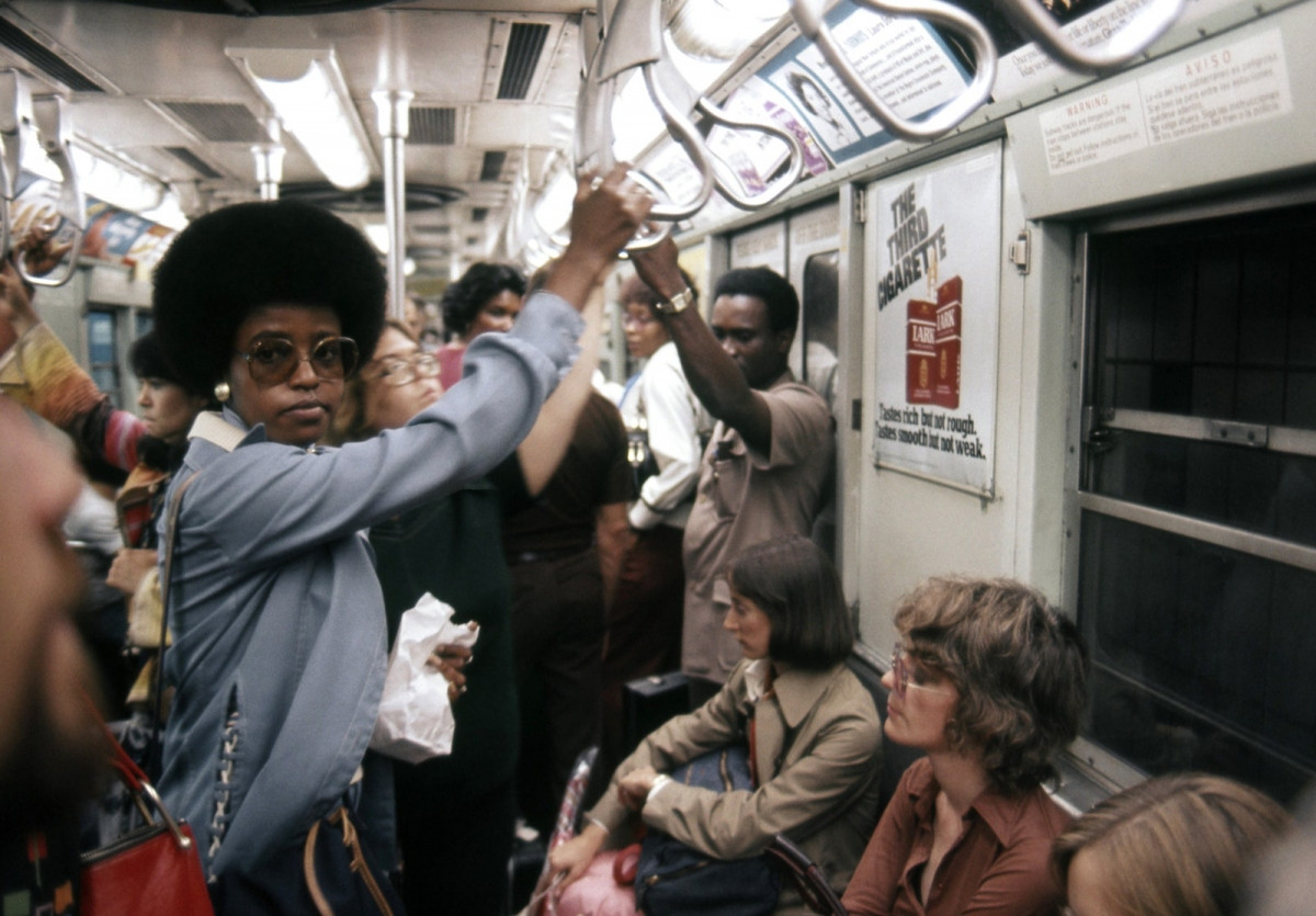 Những người trên tàu điện ngầm vào năm 1976, cùng với quảng cáo thuốc lá Lark nổi tiếng. 