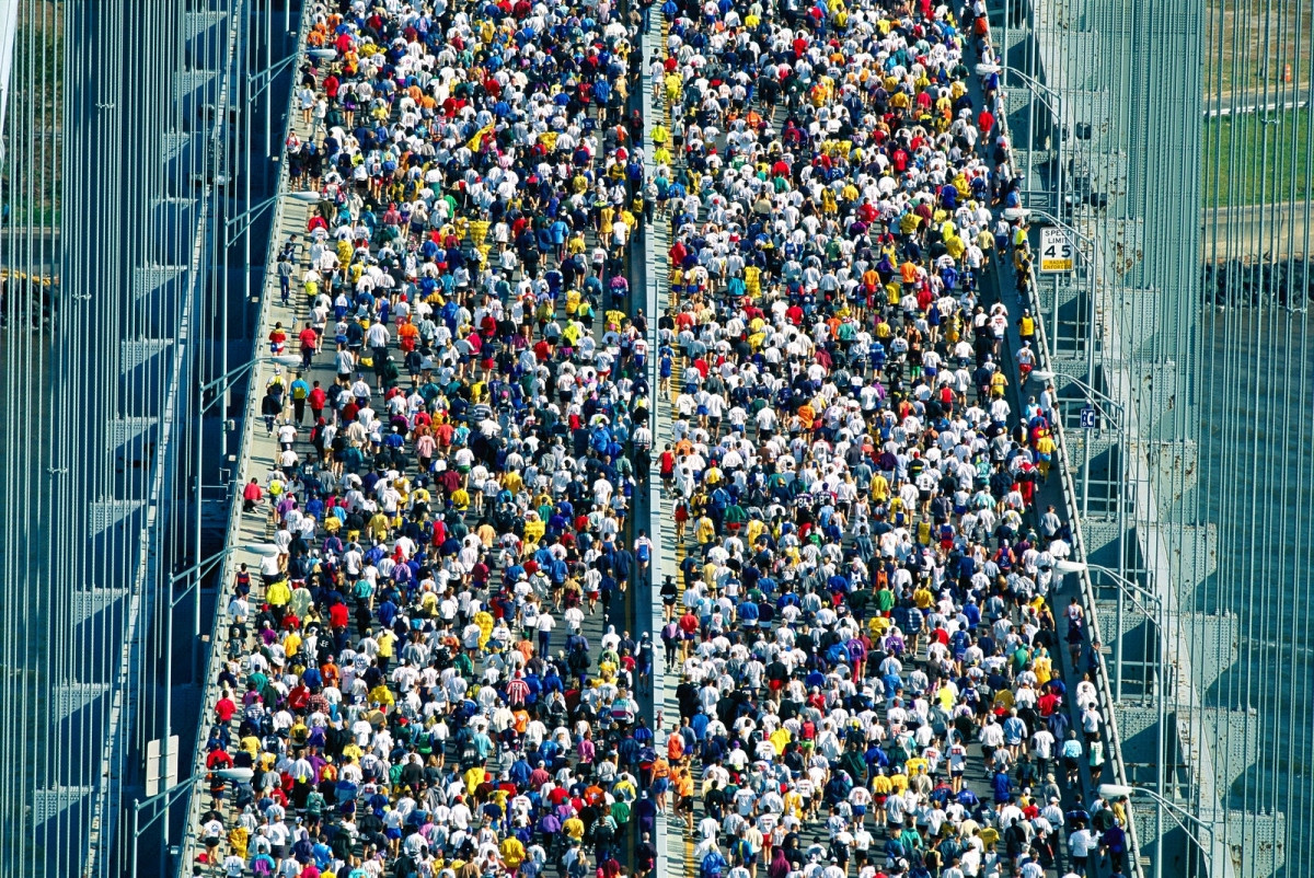 Năm 1999. Một đám đông gồm 30.000 người chạy băng qua Cầu Verrazzano-Narrows ở Đảo Staten trong cuộc thi Marathon Thành phố New York. Ngày nay, đây là cuộc đua marathon lớn nhất trên thế giới, với 53.627 người tham gia vào năm 2019./. 
