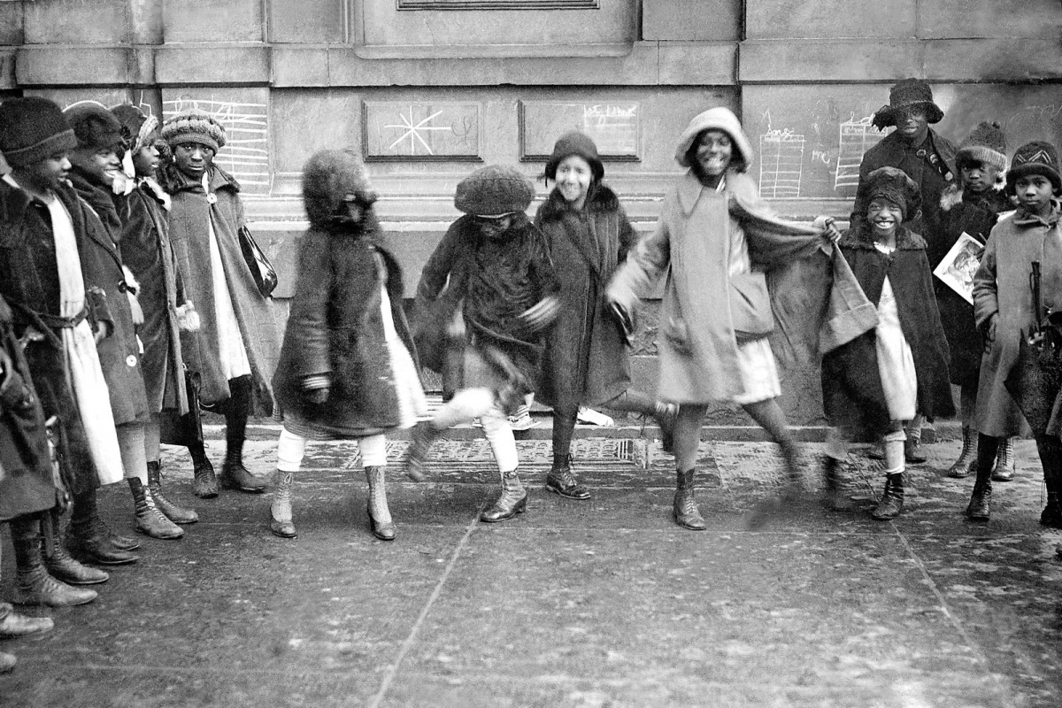 Năm 1923. Các cô gái trẻ nhảy điệu Charleston ở Harlem, một khu dân cư ở thành phố New York. Mặc dù điệu nhảy đã tồn tại trước những năm 1920, nhưng nó đã trở nên phổ biến sau khi xuất hiện trong chương trình Broadway Running Wild năm 1923.