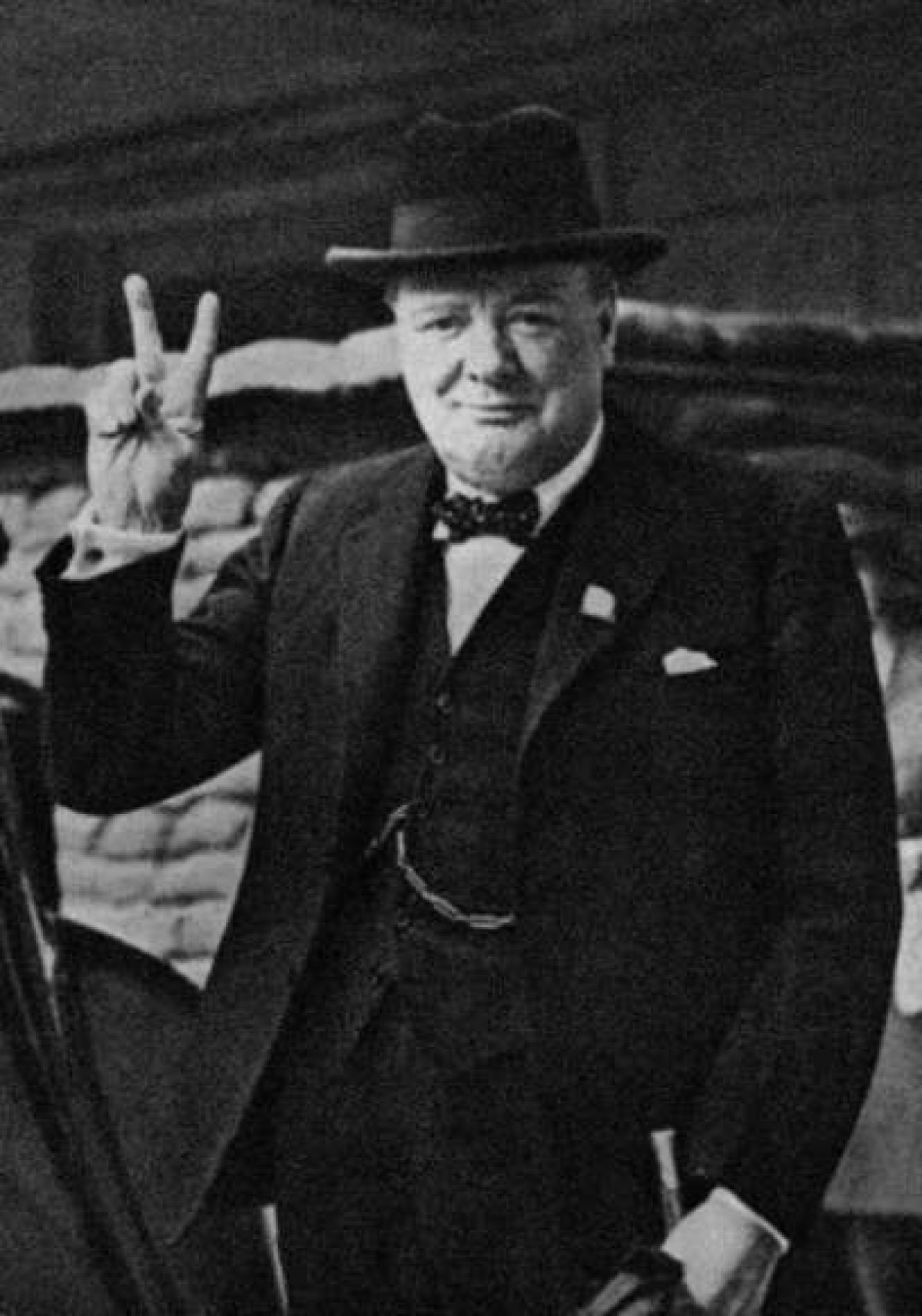 Thủ tướng Anh trong thời Chiến tranh thế giới thứ hai Winston Churchill chụp ảnh với biểu tượng 
