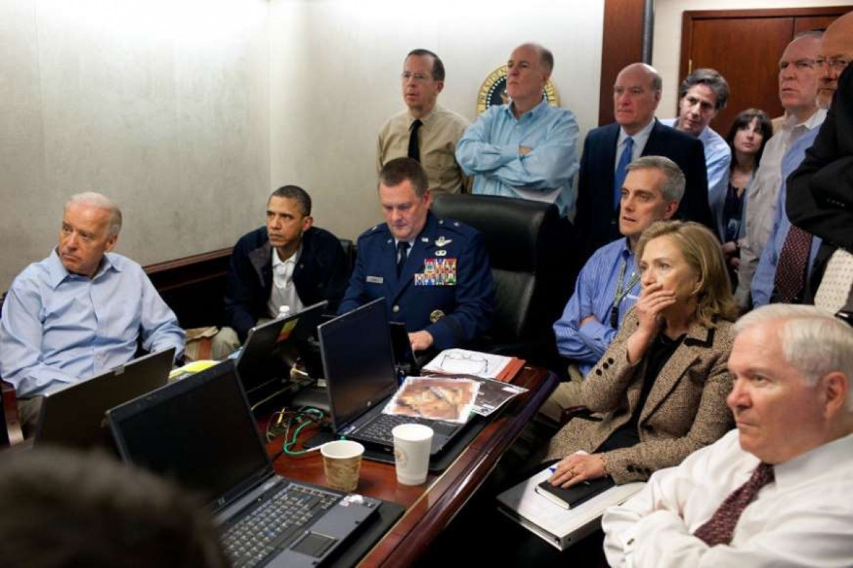 Tổng thống Obama chứng kiến lực lượng Mỹ đột kích khu dinh thự của Osama bin Laden. Tại Phòng Tình huống của Nhà Trắng, Tổng thống Obama và nhóm cố vấn của ông nhận được tin, Cố vấn An ninh Quốc gia Tom Donilon tuyên bố rằng có “cơ hội 50-50” là họ đã xác định đúng vị trí của bin Laden. Trong bức ảnh có Tổng thống Obama, Phó Tổng thống Joe Biden, bà Hillary Clinton, Tướng Marshall B. Brad Webb và những người khác đang theo dõi vụ đột kích. 