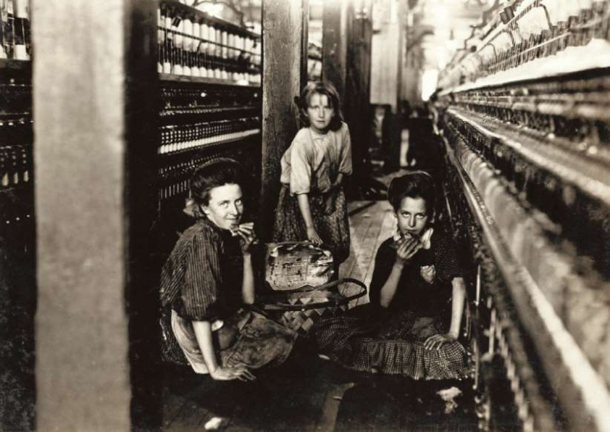 Lao động trẻ em ở Mỹ. Vào đầu những năm 1900, nhiều trẻ em Mỹ được gửi đến làm việc trong các nhà máy và hầm mỏ. Bắt đầu từ năm 1904, Ủy ban Lao động Trẻ em Quốc gia đã tích cực vận động chống lại điều này. Lewis Hine là nhiếp ảnh gia điều tra cho Ủy ban. Ông đã chụp được những thực tế khắc nghiệt mà nhiều trẻ nhỏ phải đối mặt hàng ngày. Trong ảnh là những đứa trẻ ăn trưa trên sàn nhà giữa các máy kéo sợi tại một nhà máy ở bang Bắc Carolina. 