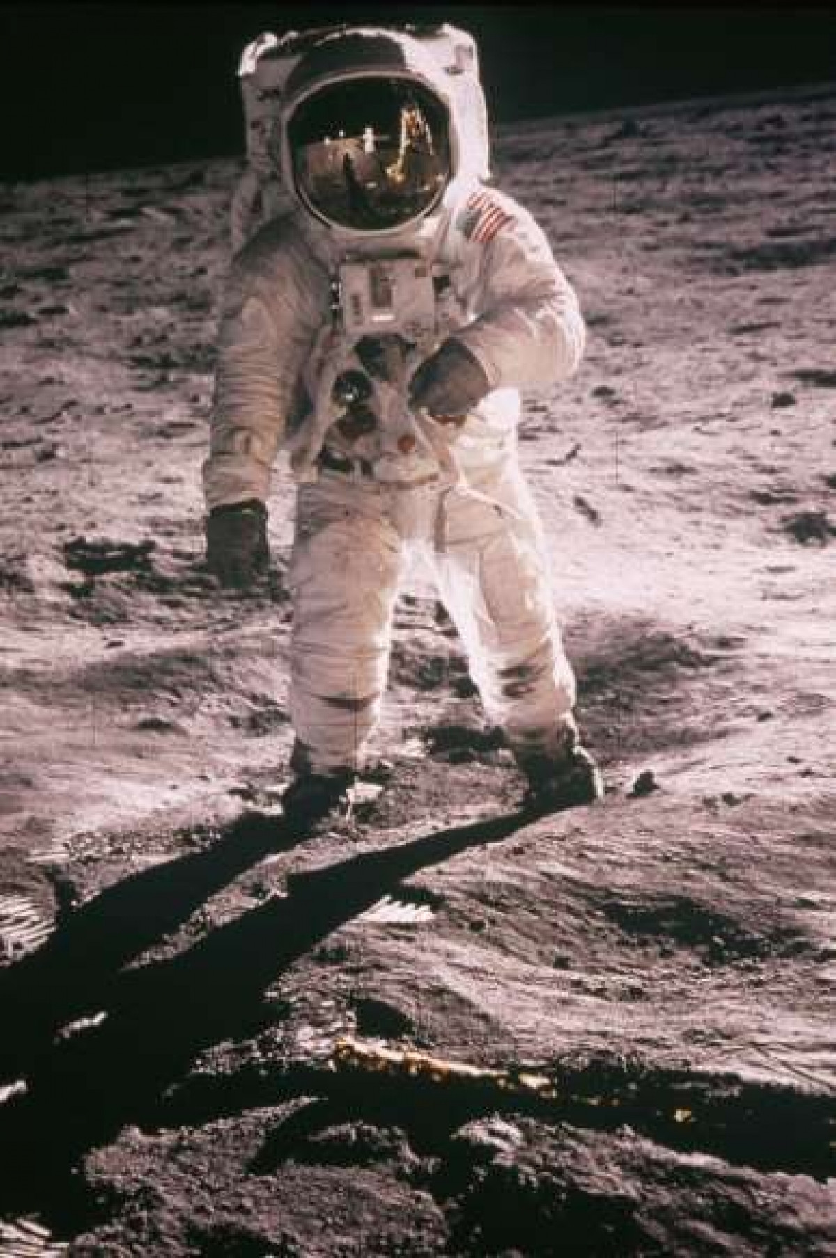 Phi hành gia Buzz Aldrin trong chuyến du hành đầu tiên hạ cánh xuống Mặt Trăng năm 1969. Ngày 20/7/1969, đánh dấu một ngày quan trọng trong lịch sử: lần đầu tiên con người đặt chân lên mặt trăng. Neil Armstrong là người đầu tiên hạ cánh, Buzz Aldrin theo phía sau.
