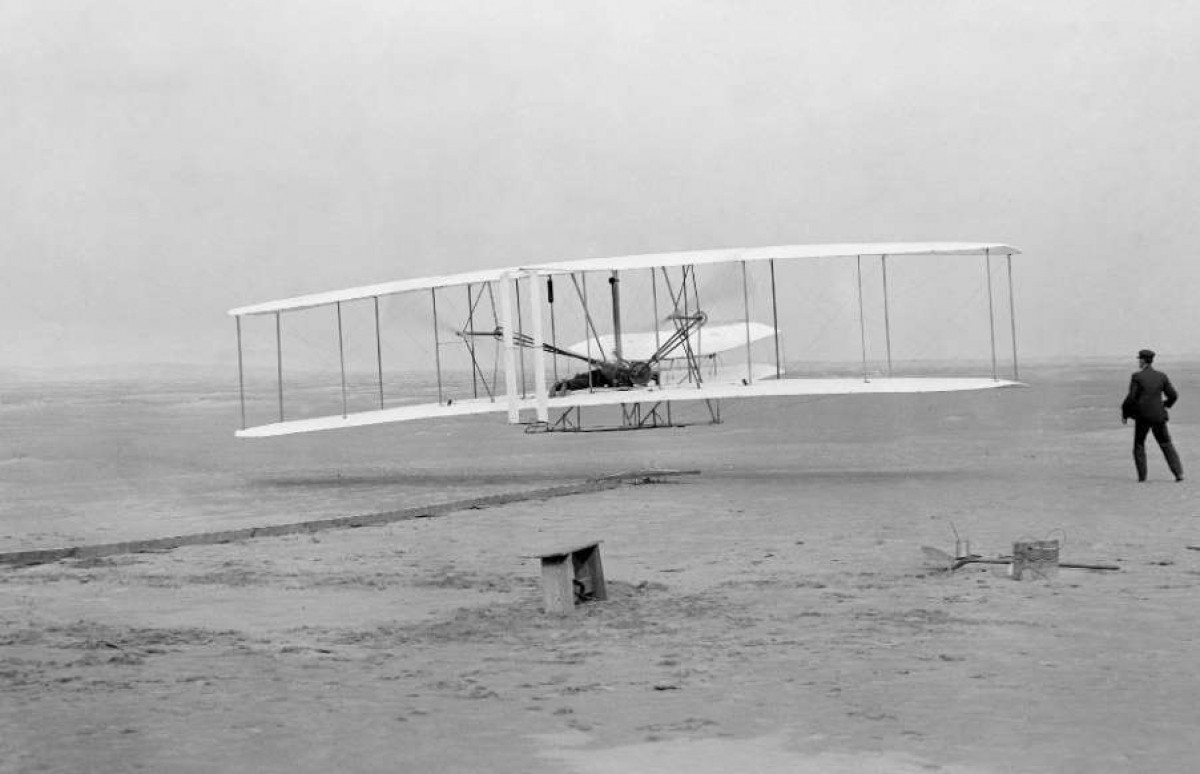 Chuyến bay đầu tiên chạy bằng năng lượng của anh em nhà Wright vào năm 1903. Wilbur và Orville Wright bắt đầu thử nghiệm nhiều mô hình máy bay vào năm 1899. Trong nhiều năm, hai anh em đã thử nghiệm với tàu lượn và động cơ chạy bằng nhiên liệu khí. Hình ảnh này có ý nghĩa lịch sử vì đã ghi lại khoảnh khắc chuyến bay đầu tiên do con người thực hiện.