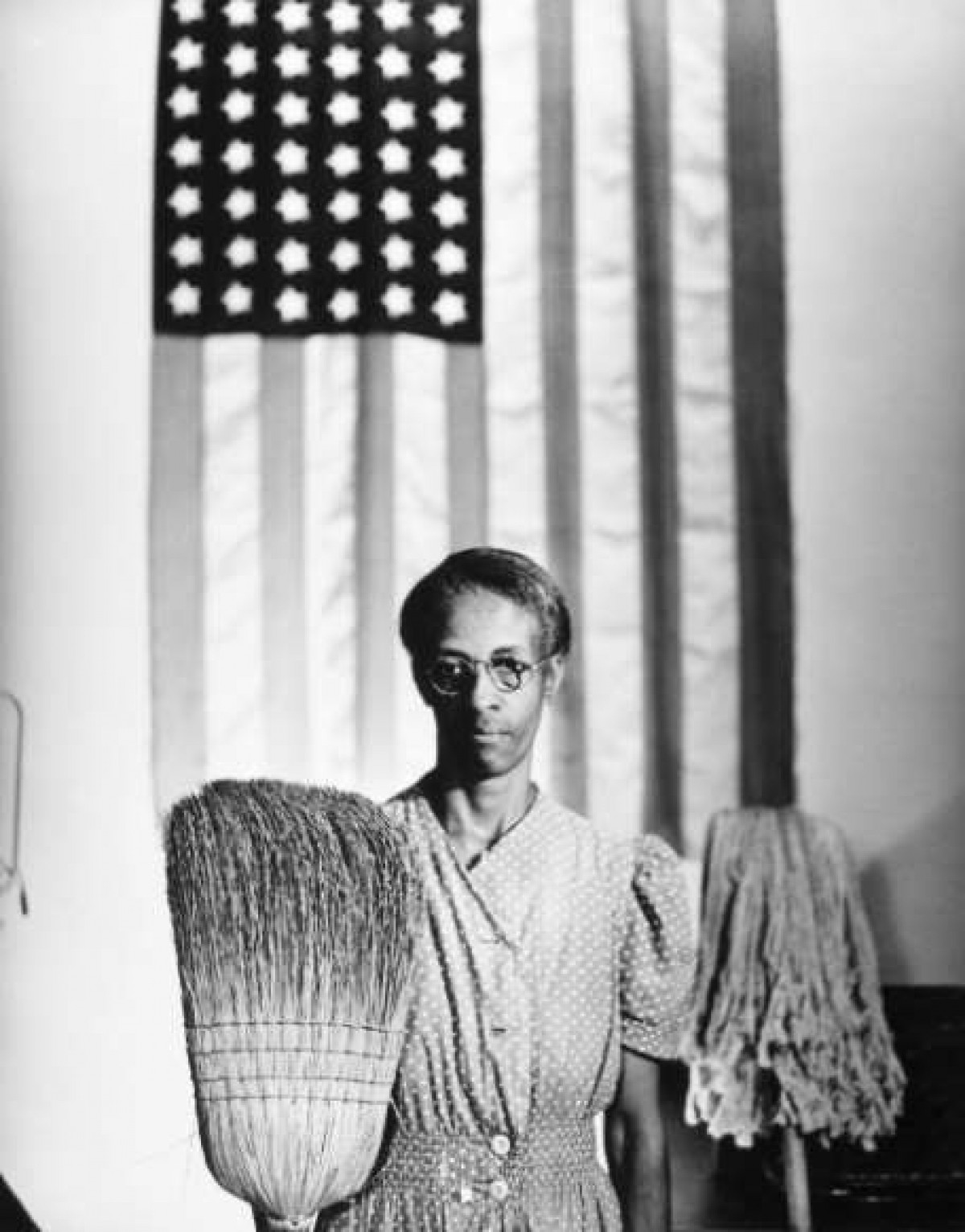 Gordon Parks là một phóng viên ảnh người Mỹ gốc Phi nổi tiếng. Những bức ảnh ông Parks chụp đã mang lại cái nhìn chân thực nhất về người Mỹ da màu vào thế kỷ 20. Bức ảnh này ông Parks chụp đồng nghiệp tại Cục Quản lý An ninh Nông trại ở thủ đô Washington, với tạo dáng giống với bức tranh Grant Wood nổi tiếng 