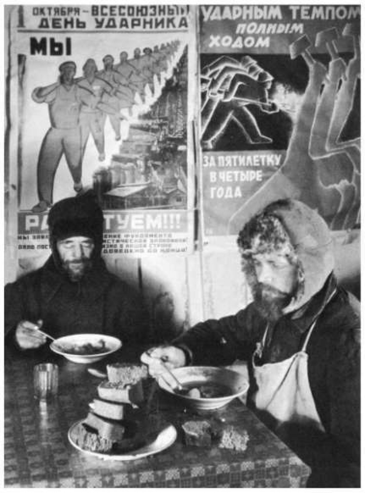 Hình ảnh trên do nhiếp ảnh gia Bourke-White chụp năm 1932 cho thấy, hai người thợ nề đang ăn, bên trên là những hình ảnh Liên Xô khuyến khích công nhân làm việc năng suất hơn. Vào thời điểm đó, Liên Xô đang thực hiện Kế hoạch 5 năm lần thứ nhất, một nỗ lực nhằm tập thể hóa nông nghiệp để nâng cao năng suất và tạo ra nguồn dự trữ ngũ cốc với số lượng đủ lớn để cung cấp cho người dân. Tuy nhiên, nỗ lực đã gây khó khăn cho nhiều người./.
