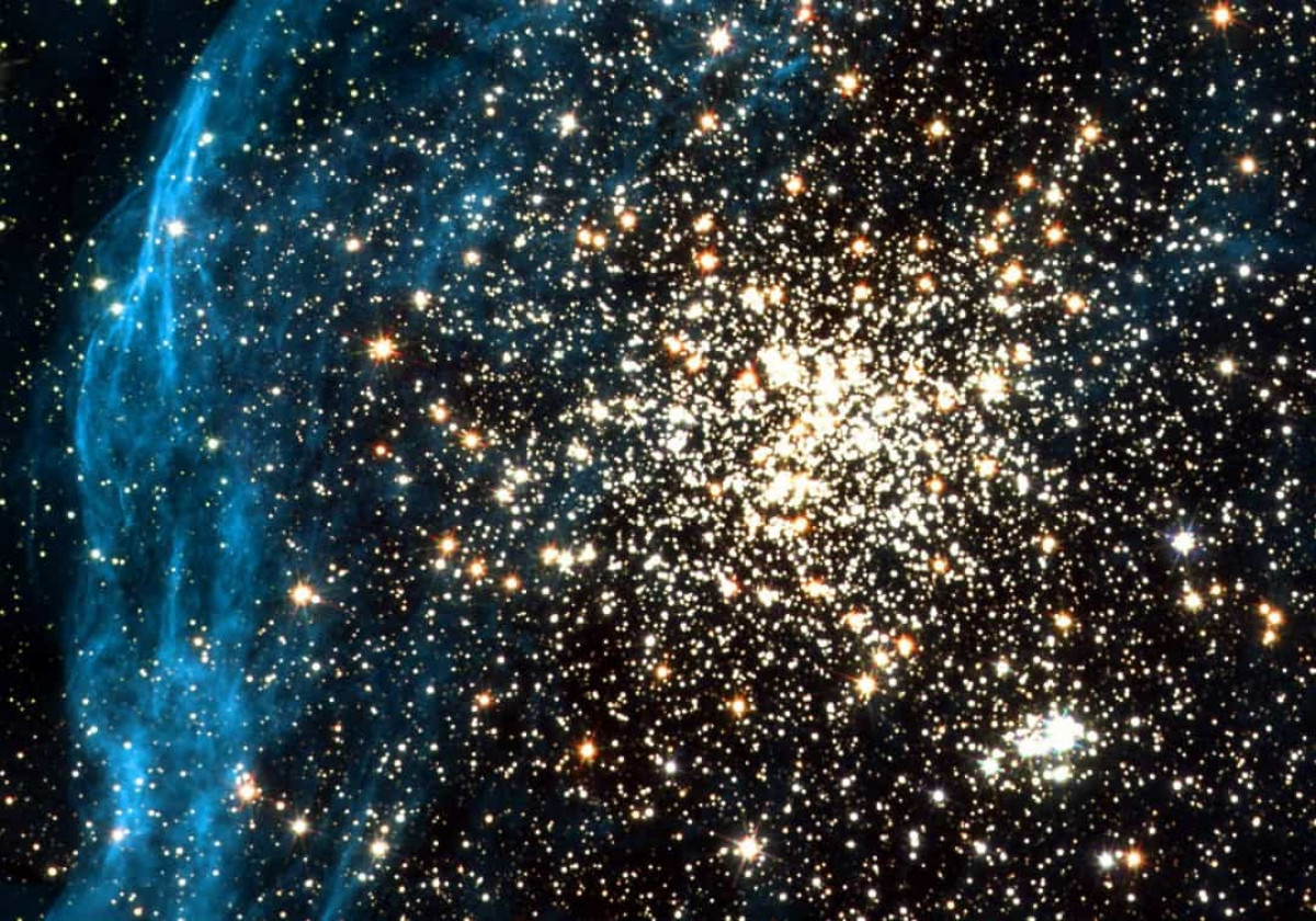 IC 1101 là thiên hà lớn nhất và sáng nhất vũ trụ.