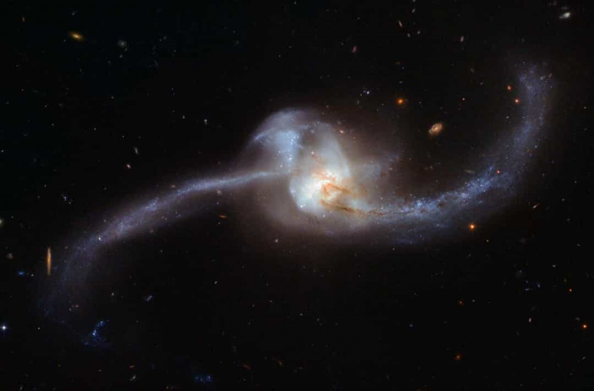 Malin 1 là thiên hà được nhà thiên văn học David Malin phát hiện năm 1986 có đường kính 650.000 năm ánh sáng và là thiên hà có độ sáng bề mặt yếu (LSB) đầu tiên được phát hiện.