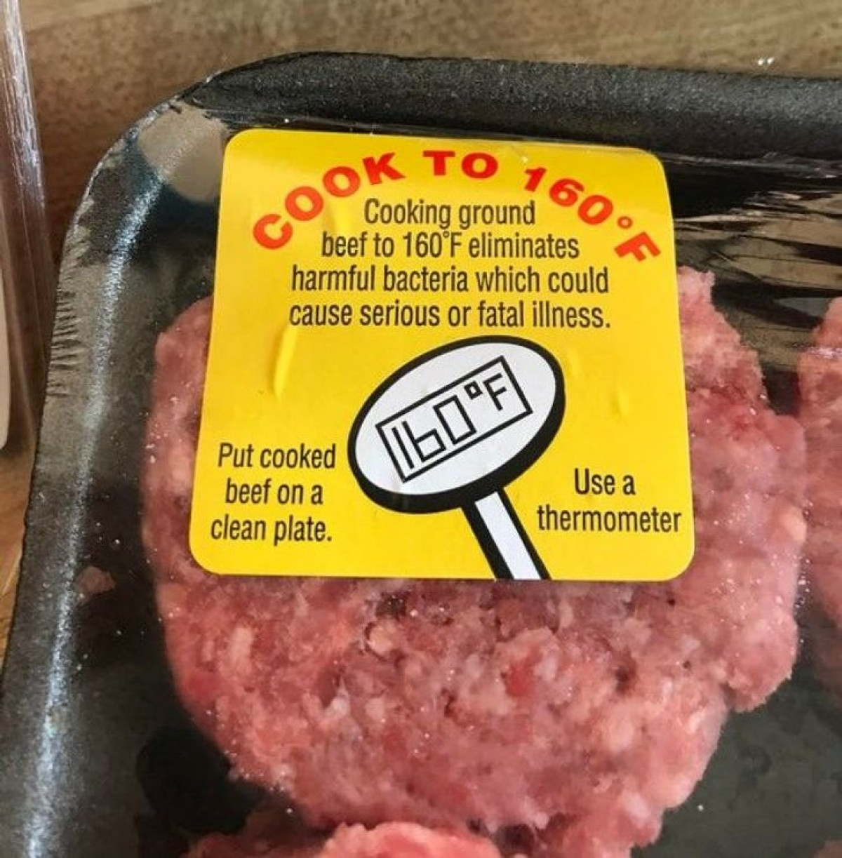 Hộp thịt xay có hướng dẫn sử dụng về nhiệt độ khi nấu nướng.