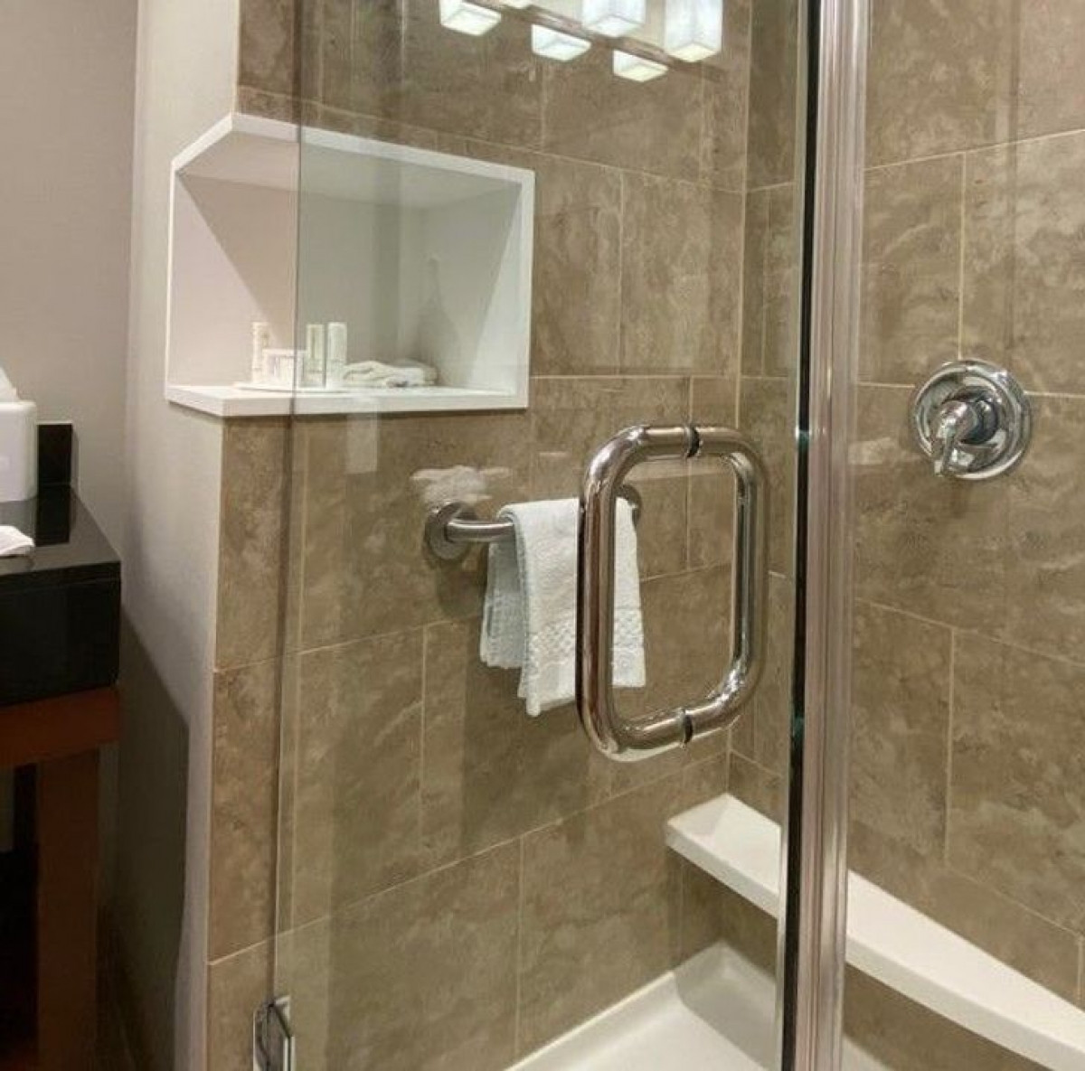 Một khách sạn thiết kế giá để đồ vệ sinh cá nhân ở trong và ngoài cabin tắm, giúp khách du lịch dễ dàng sử dụng.