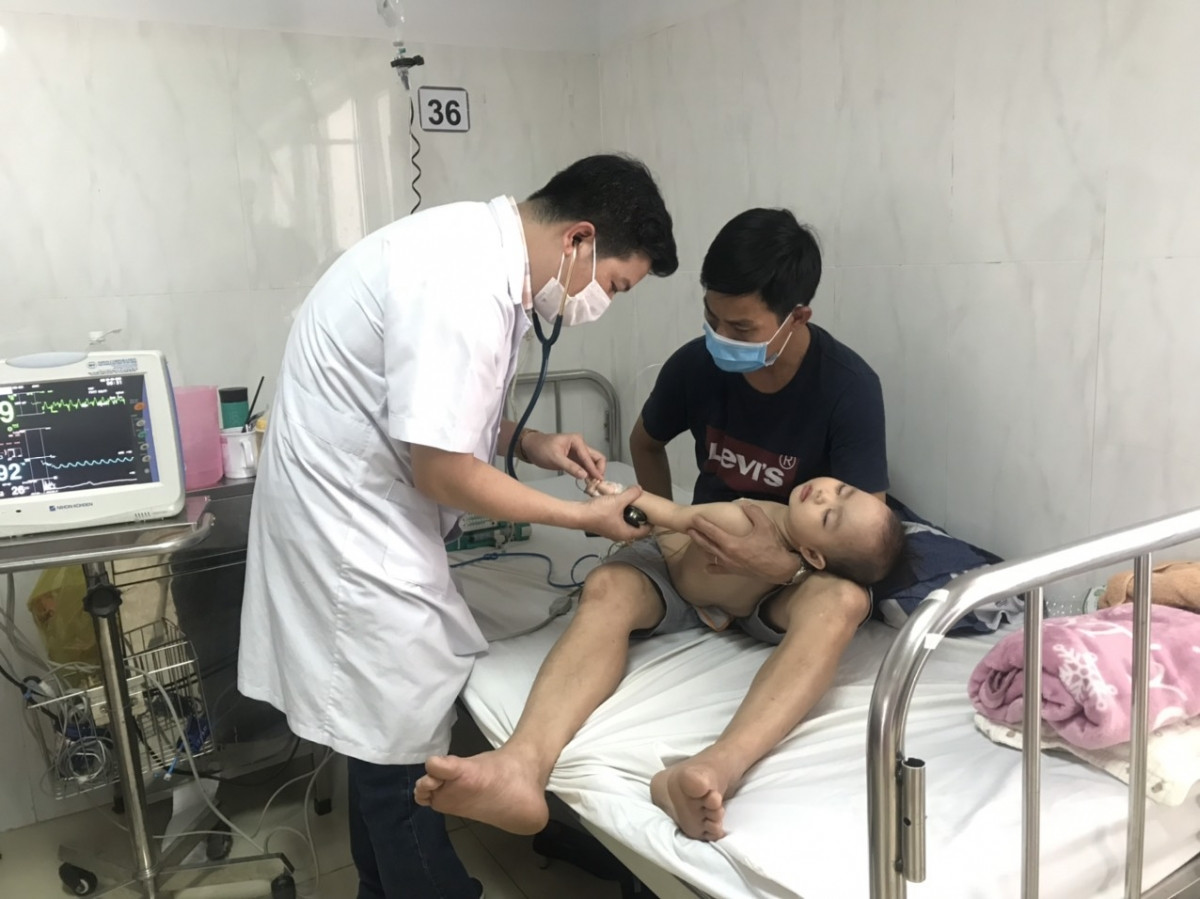 Bác sĩ khoa Nhi Tổng hợp Bệnh viện Đa khoa vùng Tây Nguyên thăm khám cho bệnh nhân bị tay chân miệng.