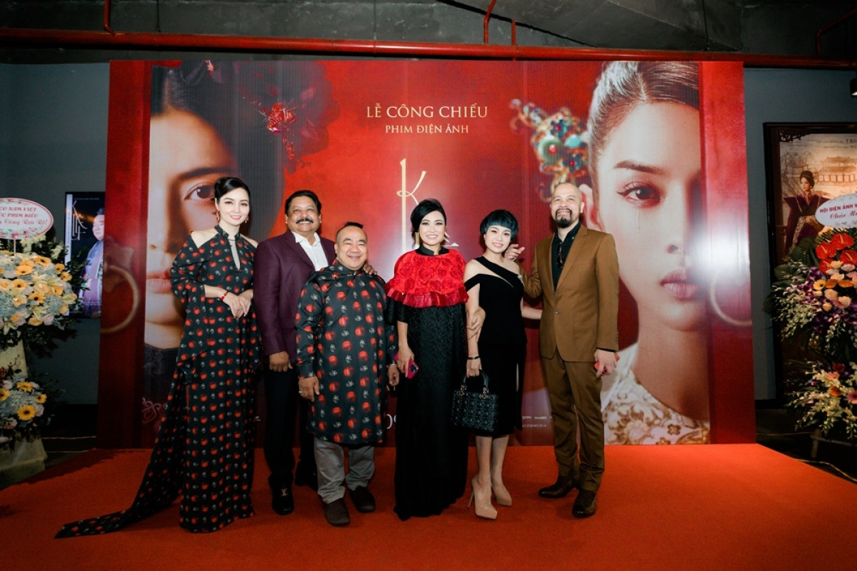 Các nghệ sĩ đến chúc mừng ekip làm phim tại buổi công chiếu ở Hà Nội. 