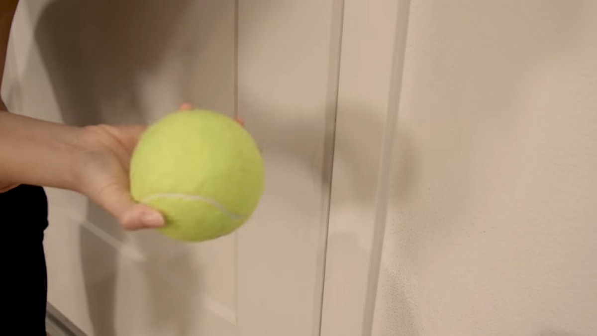 Đừng vội bỏ đi những quả bóng tennis cũ. Hãy lấy một quả bóng tennis sáng màu và làm sạch các vết bẩn bám trên tường, cánh cửa... Để làm sạch các vết bẩn sâu, bạn có thể cắt chữ X vào thân quả bóng.