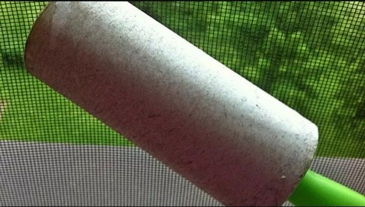 Một bí quyết đơn giản mà hiệu quả đó là bạn hãy dùng con lăn xơ vải để vệ sinh cửa sổ, bệ cửa sổ và màn hình./.