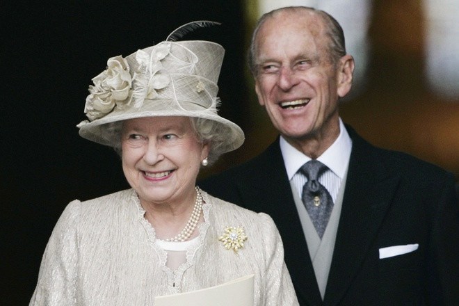 Nữ hoàng Elizabeth 'vững vàng và bình tĩnh' trước cái chết của chồng - 1