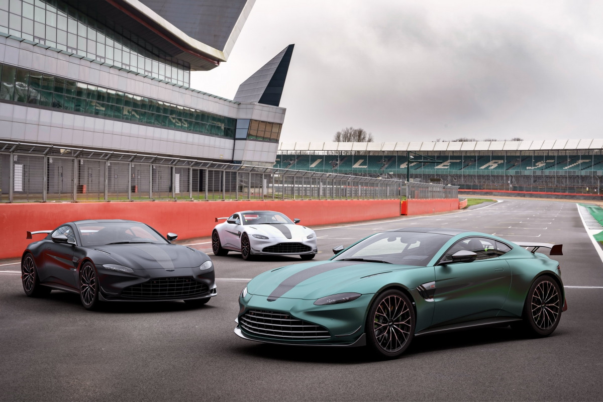 Aston Martin bán ra Vantage F1 Edition với màu sơn tiêu chuẩn là Aston Martin Racing Green, giống với màu mà họ sử dụng trên chiếc Vantage xe an toàn của giải đua này.