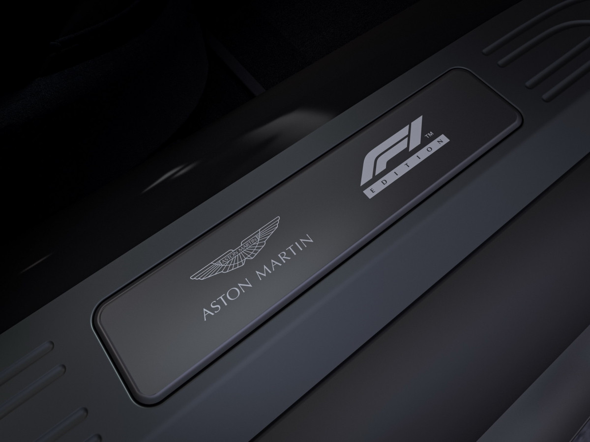 Ở bệ cửa, logo Aston Martin và tên bản đặc biệt “F1 Edition” sẽ được khắc trên một tấm kim loại.