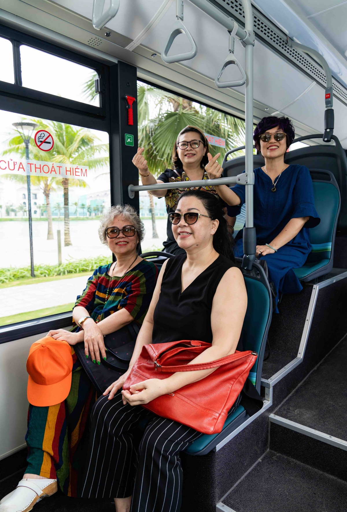 Các hành khách lớn tuổi đặc biệt thích thú với các tính năng thông minh và thân thiện của xe buýt điện VinBus