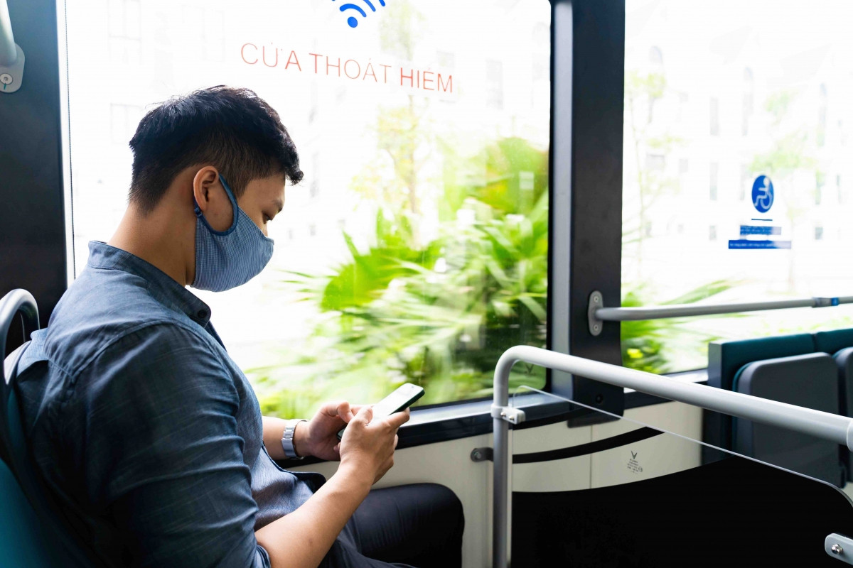 Xe buýt điện của VinBus chinh phục các hành khách trẻ tuổi nhờ hệ thống wifi miễn phí và cổng sạc USB cường độ 1A được bố trí tại mỗi hàng ghế.
