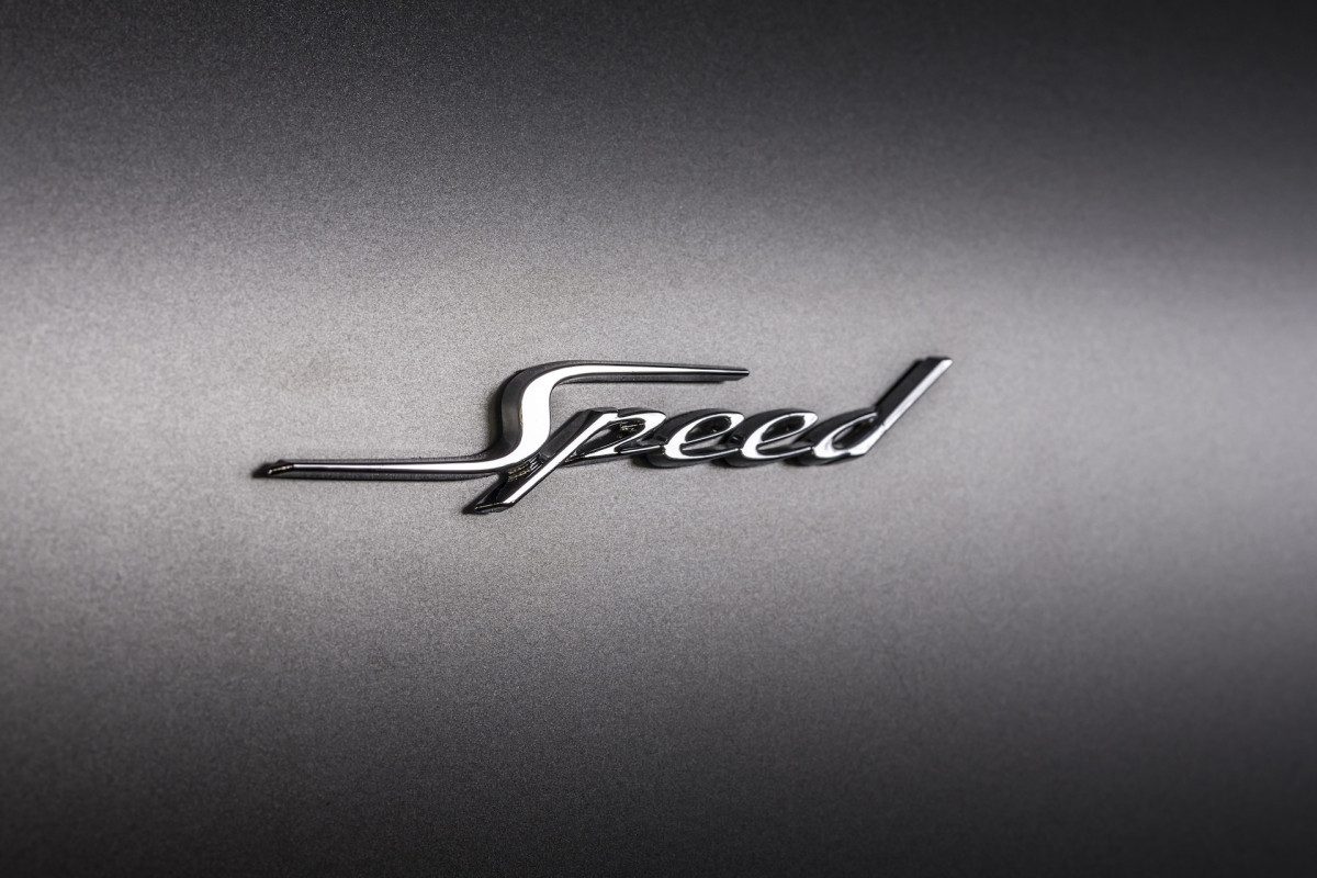 Bentley Continental GT Speed sẽ được trang bị thêm hệ thống phanh phanh hiệu suất cao với đĩa phanh được làm bằng hợp kim sợi carbon – silicon các-bua cùng má phanh bằng gốm – sợi carbon. 