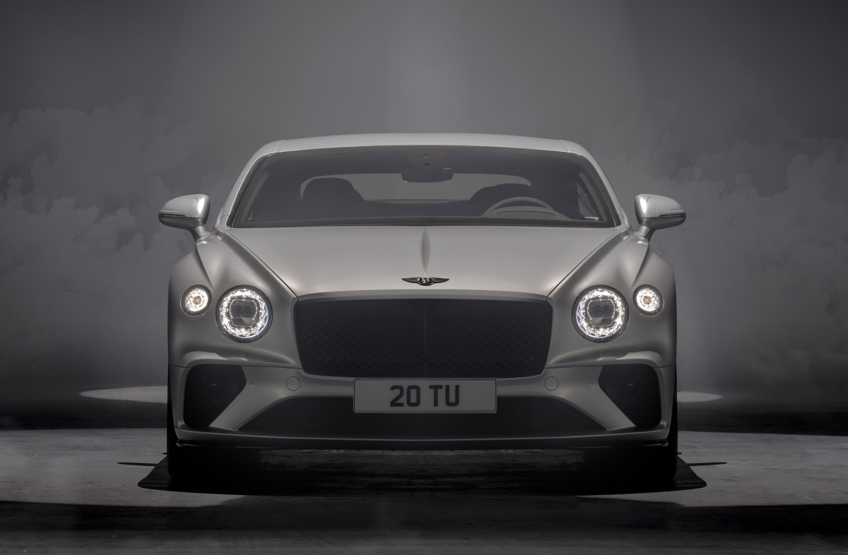 Đầu tiên, nâng cấp đáng chú ý nhất có mặt trên Bentley Continental GT Speed đó là khối động cơ W12 tăng áp kép, dung tích 6.0 lít của xe.