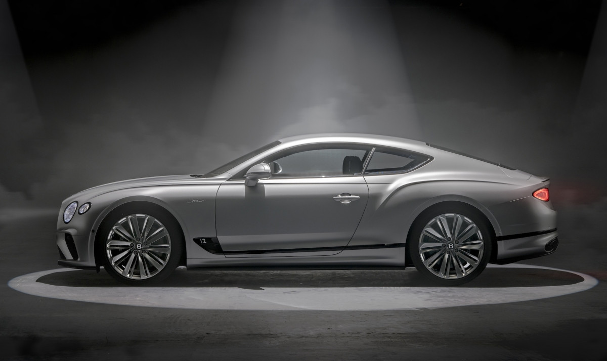 Không chỉ động cơ, Bentley còn mang đến cho Continental GT Speed hệ thống đánh lái bốn bánh điều khiển điện tử nâng cấp. Hệ thống này sẽ hoạt động cùng Bentley Dynamic Ride cùng bộ vi-sai chống trượt điện tử mới để mang đến cho xe cảm giác ổn định và linh hoạt hơn.