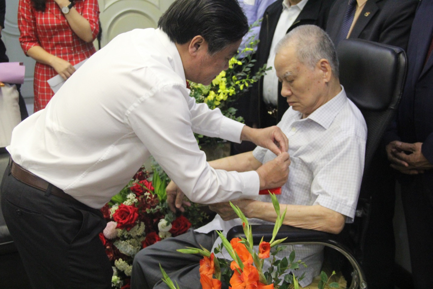 GS Trần Phương được trao Huy hiệu 75 năm tuổi Đảng - 1
